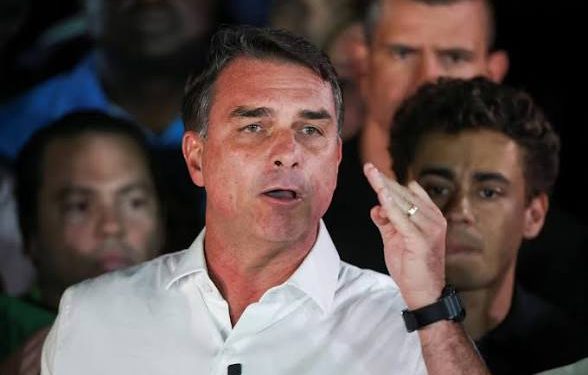 Brésil – Fuite à haut risque : Flávio Bolsonaro atterrit à Miami après une évasion digne d’un thriller politique